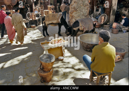 Bronze Silber Souk am Place Seffarine Kairaouine Viertel Medina Fes Marokko Stockfoto