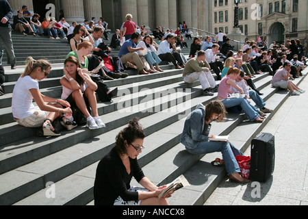 Menschen, die Mittagspause auf Stufen der St. Pauls Kathedrale Stockfoto