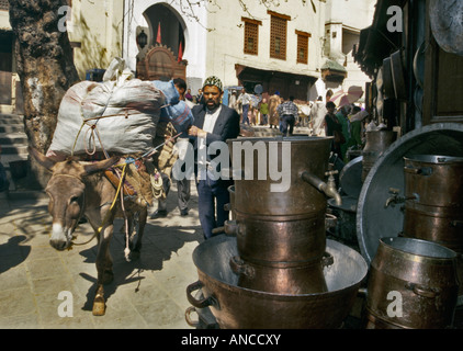 Bronze Silber Souk am Ort wie Seffarine Kairaouine Viertel Medina Fes Marokko Stockfoto