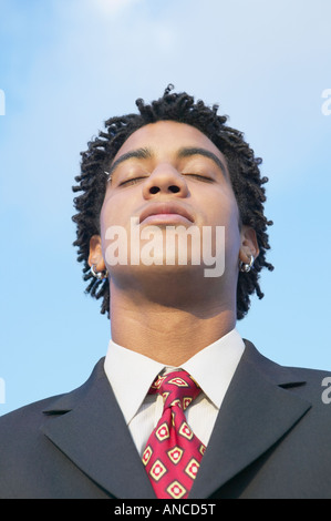 Afrikanischen Geschäftsmann mit geschlossenen Augen Stockfoto