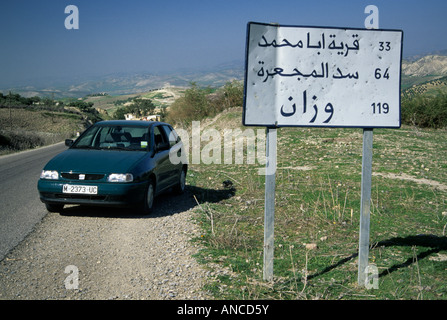 Arabisches Alphabet Zeichen auf Straße P26 von Ouezzane nach Fes, Marokko Stockfoto