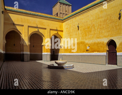 Innenhof mit Brunnen in Moulay Ismail Mausoleum Meknes Marokko Stockfoto
