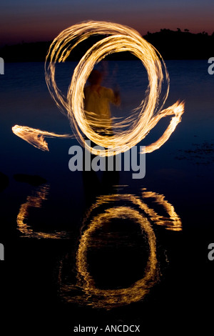 Menschen das Feuer tanzen auf einem Felsen in einem See in Indien Stockfoto