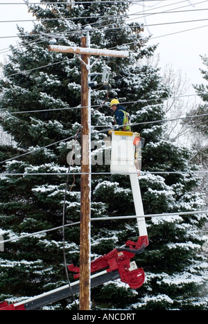 Arbeiten an elektrischen Strommast bei winterlichem Wetter Lineman Stockfoto