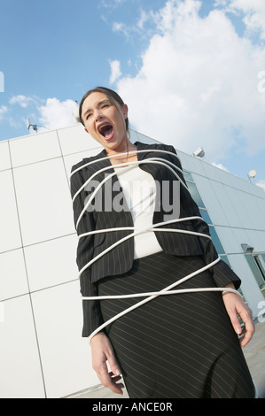 Geschäftsfrau, die gefesselt und schreien Stockfoto