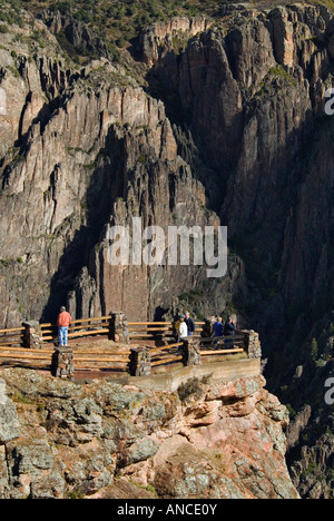 Touristen am Scenic übersehen am Visitor Center Black Canyon des Gunnison National Park in der Nähe von Montrose Colorado Stockfoto