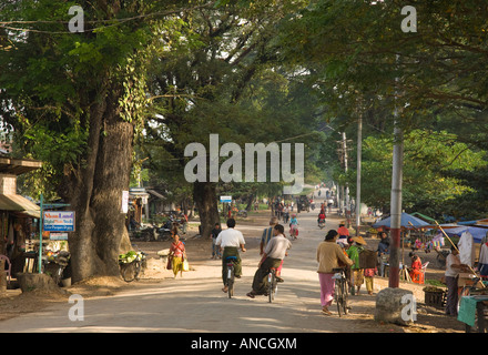 Myanmar Burma nördlichen Shan Staat Hsipaw Blick auf Hauptstraße mit Nahverkehr und große Bäume Stockfoto