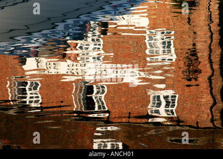 Reflexion von den alten Getreidespeicher Restaurant im Fluß Frome, Wareham, Dorset, England, UK Stockfoto