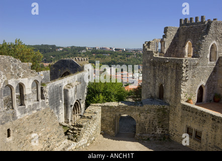 Portugal, Estremadura, Leiria, Burg aus dem 14. Jahrhundert und die Ruinen der gotischen Kirche von Santa Maria da Pena Stockfoto