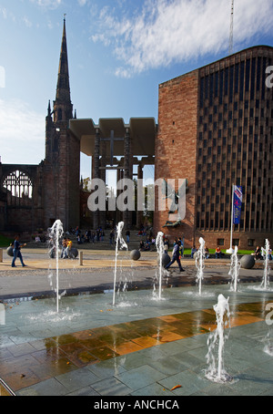 Ansicht des alten und neuen Coventry Kathedrale in Coventry, England, UK Stockfoto