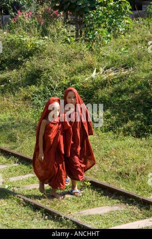 Myanmar Hsipaw 2 jungen Mönch Novizen zu Fuß entlang der Schienen Stockfoto