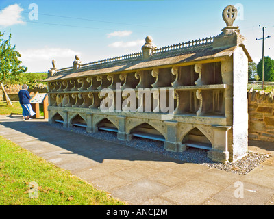 Zier- und seltene Biene bole der faszinierenden Design, das aus der Vergessenheit gerettet wurde und verlegt auf dem Friedhof in Hartpury Stockfoto