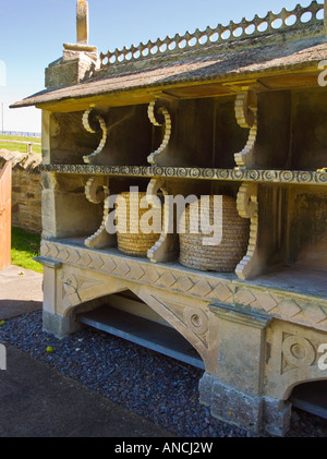 Zier- und seltene Biene bole der faszinierenden Design, das aus der Vergessenheit gerettet wurde und verlegt auf dem Friedhof in Hartpury Stockfoto