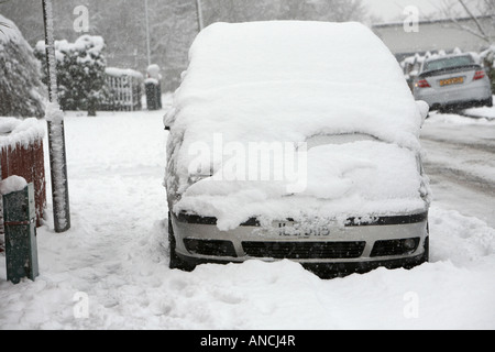 Menschen Träger Auto geparkt verlassenen an der Seite der Straße in einer Straße mit starkem Schneefall bedeckt Stockfoto
