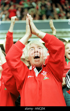 RUGBY WORLD CUP 1999 WALES V ARGENTINIEN EIN WALISISCHER FAN FEIERT IHRE ERÖFFNUNG VERSUCH DES SPIELS Stockfoto