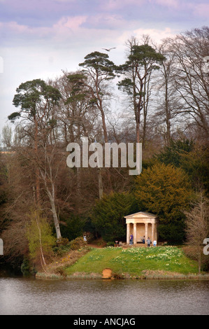 BESUCHER AUF DEM GELÄNDE DES BOWOOD HAUS ERKUNDEN DEN DORISCHEN TEMPEL, NEBEN DEM SEE WILTSHIRE UK SITZT Stockfoto