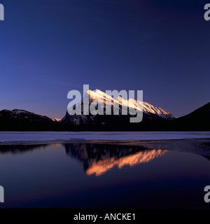 Mount Rundle und Vermilion Seen / Vermillion Seen, Banff Nationalpark, Alberta, Kanada - Kanadische Rockies, Winter Sunset Stockfoto