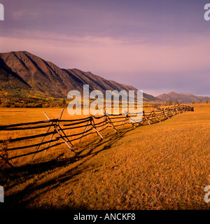 Russell Zaun und Coast Mountains im Herbst in der Cariboo Chilcotin Region British Columbia Kanada Stockfoto