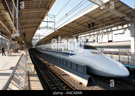 Sinkansen Zug am Bahnsteig, Bahnhof Kyōto Stockfoto