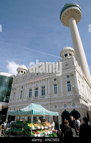 Liverpool: Playhouse Theatre in Williamson Platz mit Johanniskraut Beacon Turm hinter Stockfoto