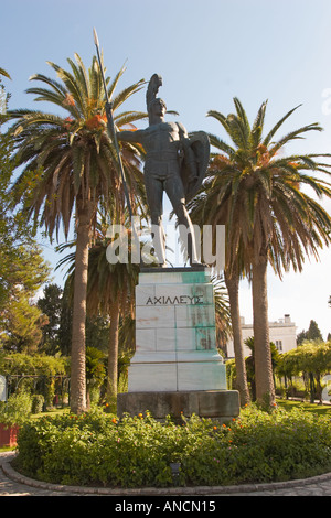 Acht Meter hohe Bronzestatue des triumphierenden Achilles im Park der Achilleion Palast. Korfu, Griechenland. Stockfoto