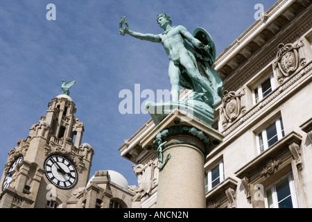 Liverpool-Krieg-Denkmal am Ufer des Flusses Mersey vor dem Cunard Gebäude mit einem Liver Birds Stockfoto