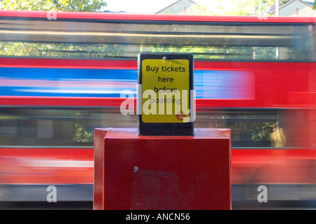 Bus-Ticket-Automaten im Vordergrund mit einem unscharfen beeinflussen Bus im Hintergrund zu beschleunigen. Stockfoto