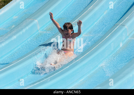 Kleines Mädchen mit Wasserrutsche in der Wasserpark Aqualand Insel Korfu Griechenland Wasserpark Aqualand Corfu Insel Griechenland Stockfoto