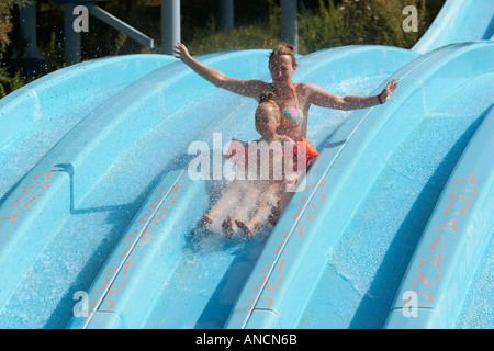 Mutter und Tochter zusammen watersliding im Aqualand Wasserpark. Insel Korfu, Griechenland. Stockfoto