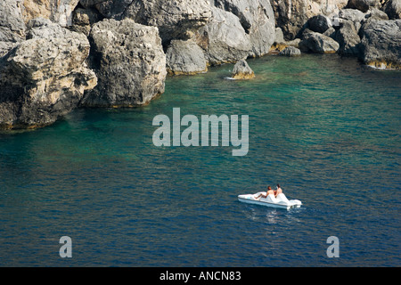 Touristen segeln auf einem Tretboot in einer kleinen Bucht in der Nähe von Paleokastritsa. Korfu, Griechenland. Stockfoto