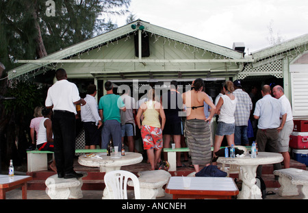 Gerade die 2007 Champions League Finale in einer Bar in Barbados, wenn Milan Liverpool 2: 1 besiegt Stockfoto