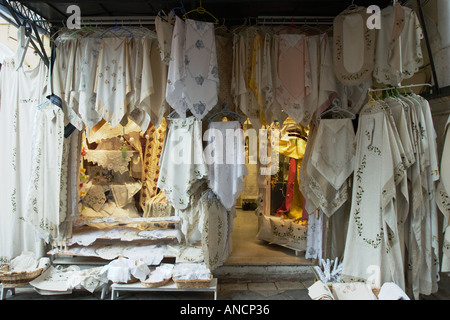 Tischdecke angezeigt im Shop in Kerkyra Altstadt. Insel Korfu, Griechenland. Stockfoto