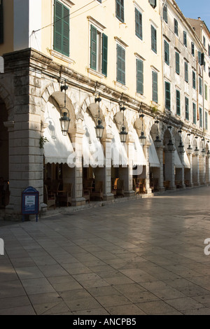 Liston Gebäudekomplex am Spianada Platz. Kerkyra Stadt, Korfu, Griechenland. Stockfoto