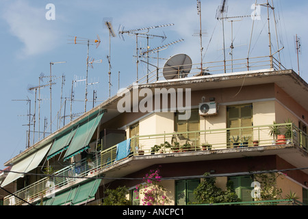 Empfangenden Antennen auf dem Dach eines Wohnhauses. Korfu Stadt, Korfu, Griechenland. Stockfoto