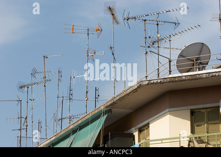 Empfangenden Antennen auf dem Dach eines Wohnhauses. Korfu Stadt, Korfu, Griechenland. Stockfoto