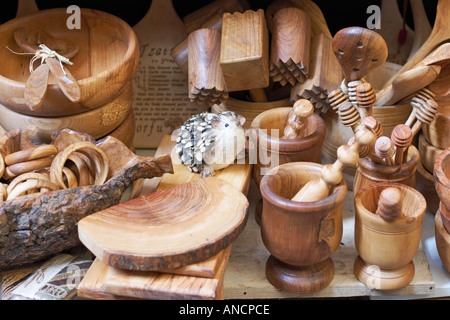 Souvenirs aus Olivenholz in einem Souvenirgeschäft. Kerkyra Altstadt, Insel Korfu, Griechenland. Stockfoto