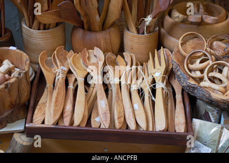 Souvenirs aus Olivenholz in einem Geschenk Shop angezeigt. Kerkyra Altstadt, Insel Korfu, Griechenland. Stockfoto