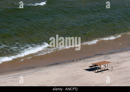 Lake Michigan mit leerem Sandstrand und hölzernem Picknicktisch von oben, niemand horizontal in den USA Hi-res Stockfoto