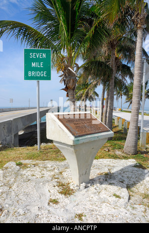 Die berühmten Seven Mile Bridge (neu auf der linken Seite, rechts alt), die obere mit der unteren Florida Keys Florida USA verbinden Stockfoto