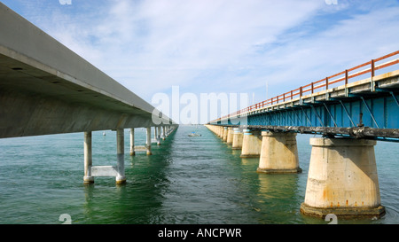 Die berühmten Seven Mile Bridge (neu auf der linken Seite, rechts alt), die obere mit der unteren Florida Keys Florida USA verbinden Stockfoto