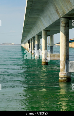 Das Nordende der berühmten Seven Mile Bridge verbindet die obere mit der unteren Florida Keys Florida USA Stockfoto