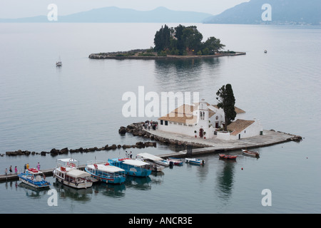 Vlacherna Insel mit Insel Pontikonissi Insel im Hintergrund. Korfu, Griechenland. Stockfoto