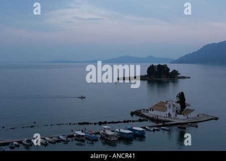 Vlacherna Insel mit Insel Pontikonissi Insel im Hintergrund. Korfu, Griechenland. Stockfoto