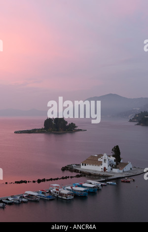 Anzeigen von Vlacherna Kloster bei Sonnenaufgang mit Insel Pontikonissi Insel im Hintergrund. Korfu, Griechenland. Stockfoto