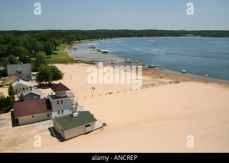 Lake Michigan in den USA US-Landschaft mit Häusern an einem Sandstrand von oben mit den Menschen Horizont Alltag Lifestyle horizontal Hi-res Stockfoto