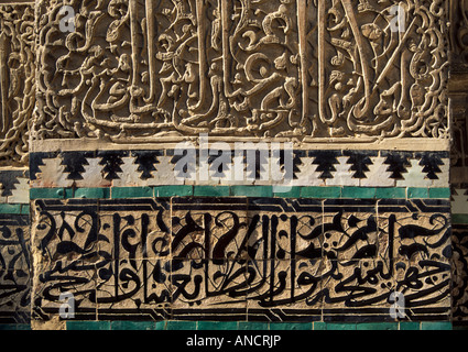Zellij kalligraphische Fries im Innenhof der Medersa Bou Inania Fes Marokko Stockfoto