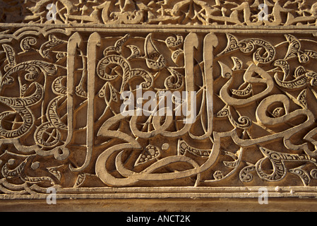 Zellij kalligraphische Stuckfries im Innenhof der Medersa Bou Inania Fes Marokko Stockfoto