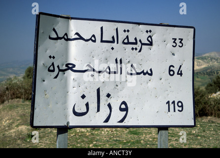 Arabisches Alphabet Zeichen auf Straße P26 von Ouezzane nach Fes, Marokko Stockfoto