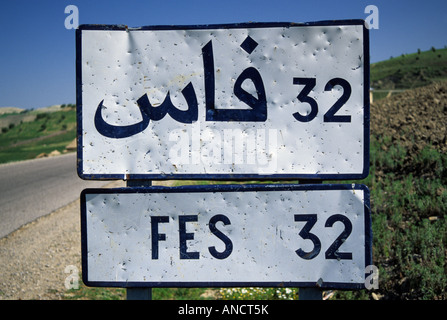 Arabisches Alphabet Zeichen auf Straße P26 von Ouezzane nach Fes, Marokko Stockfoto