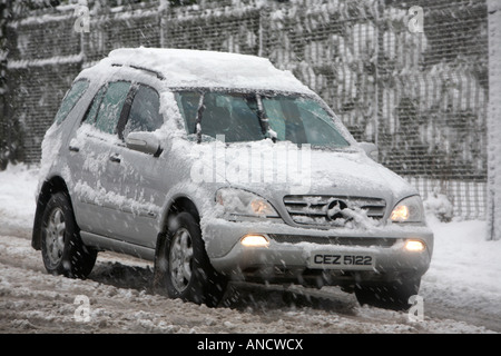 Mercedes m-Klasse fahren Sie durch Schnee Scheibenwischer und Scheinwerfer auf Silber Stockfoto